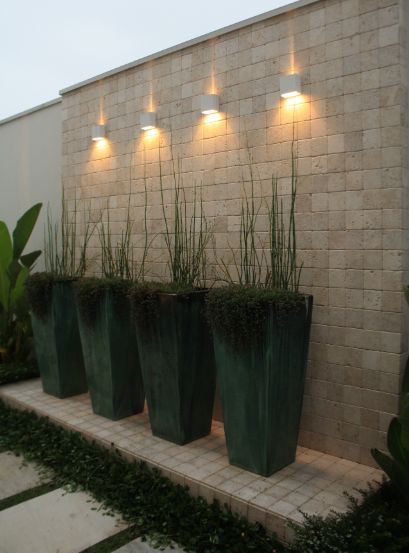 Ideas on how you can decorate the walls of your garden