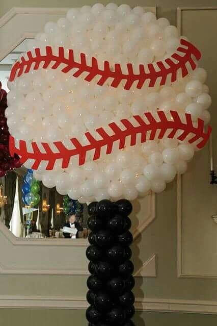 Decoracion con globos para fiesta de béisbol 