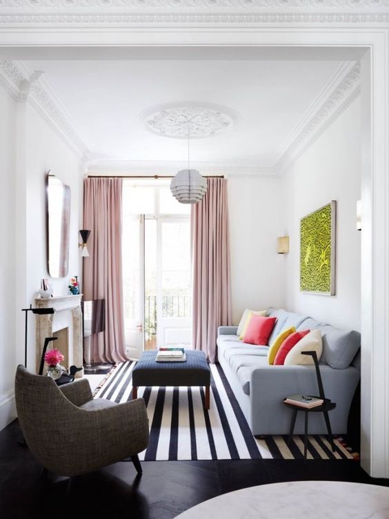 Salas pequeñas que te inspirarán a decorar la tuya - elige un sillón que destaque