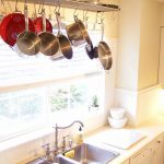 Como organizar y colgar las ollas en tu cocina