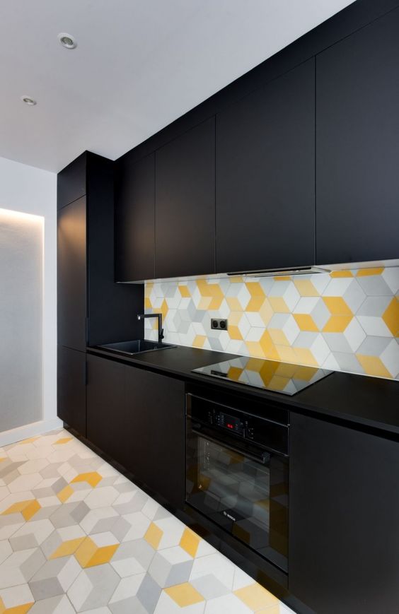 Combinando armário de cozinha preto e amarelo com peças neutras