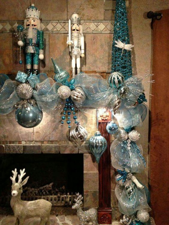 Decoración navideña en azul turquesa y plata