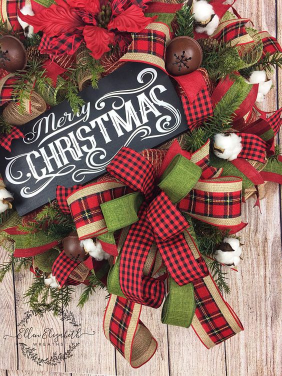 Accesorios decorativos navideños con cuadros escoceses