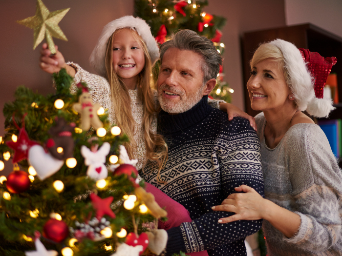 Organización para adornar el pino navideño con tus hijos