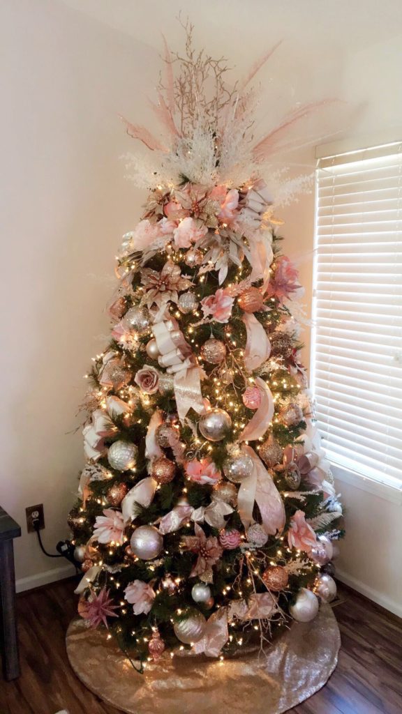 como decorar con detalles navidenos en oro rosado