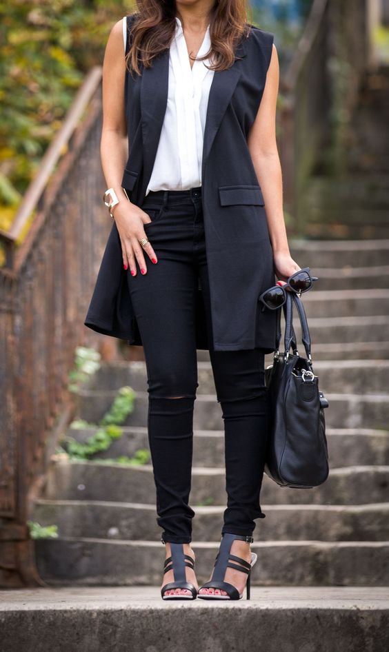 outfit con chaleco de piel negro