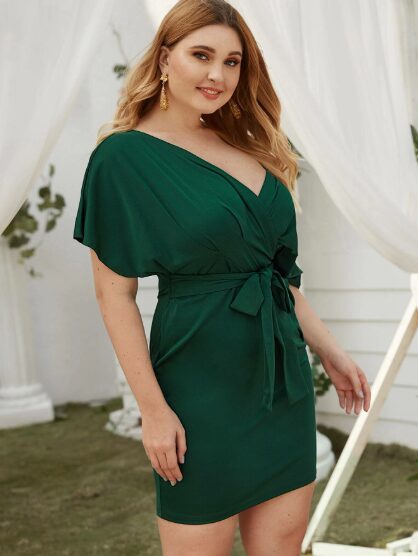 Moda para mujeres de 40 años gorditas con vestido verde