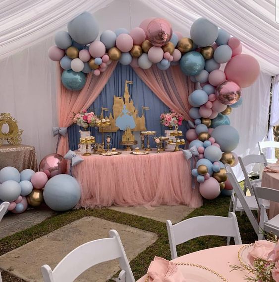mamparas con globos para decorar fiestas