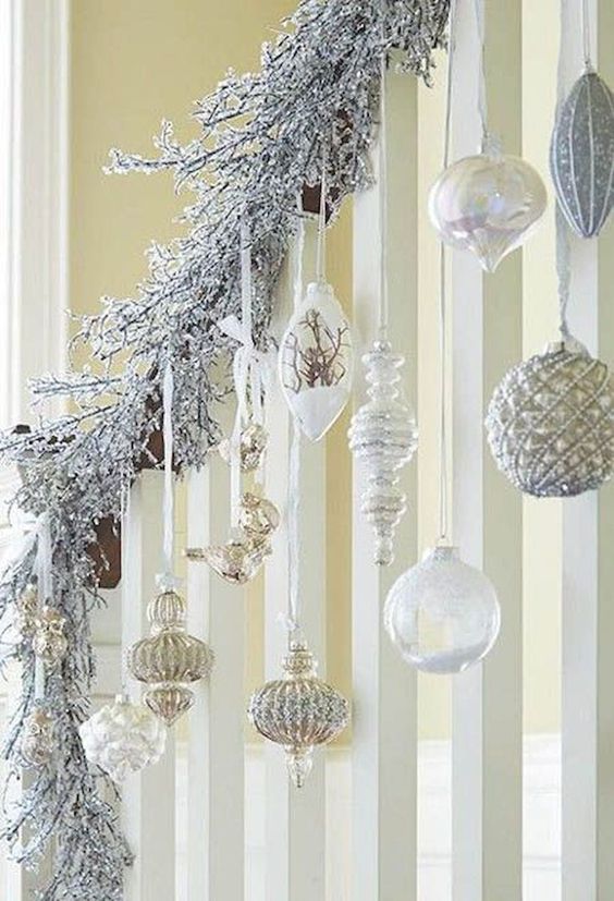 ideas para decorar las escaleras con esferas en navidad