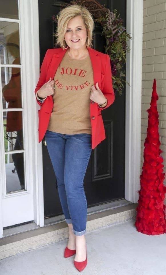 Cómo combinar un blazer para mujeres de 50 años en color rojo