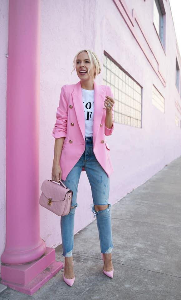 Combinación de blazer rosa y pantalones de mezclilla
