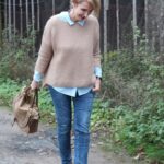Outfits casuales con suéter para mujeres maduras