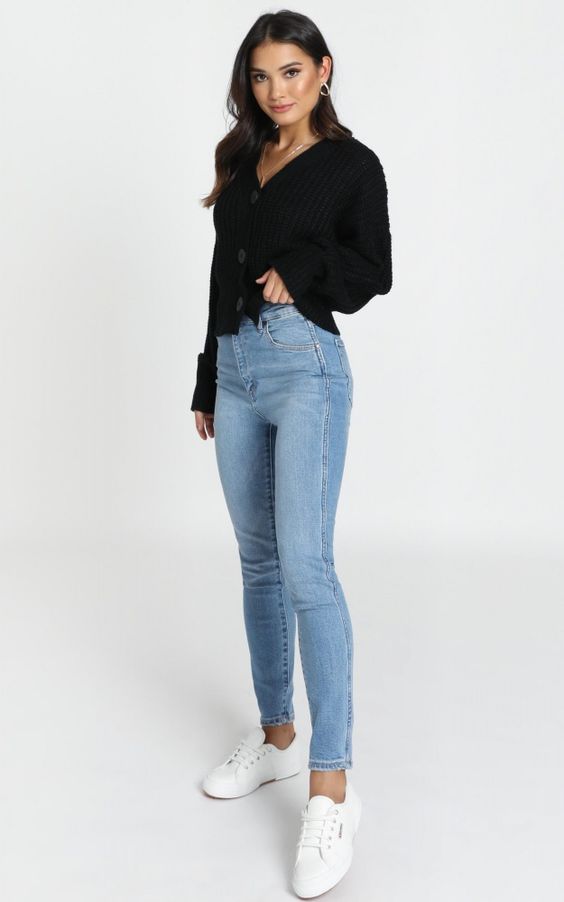 Blusas negras manga larga con jeans