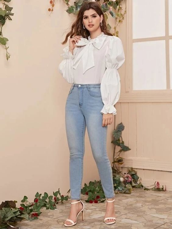 Looks con jeans y blusas blancas de moda 2021