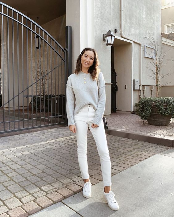 Outfits con jeans blancos para mujeres maduras