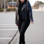 Outfits con jeans negros para chicas curvy