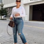 Outfits con jeans rotos para mujeres maduras