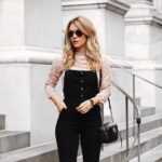 Outfits con overol negro para mujeres de 40