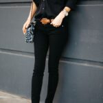 Outfits para mujeres maduras con jeans negros