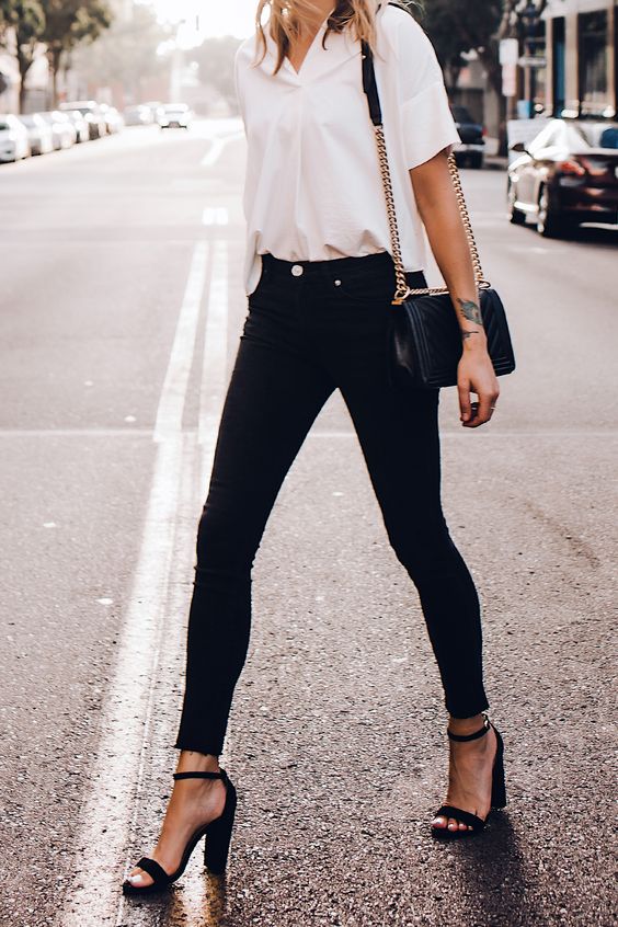 Outfits para mujeres maduras con jeans negros