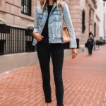 Outfits para mujeres maduras con jeans negros y chaquetas