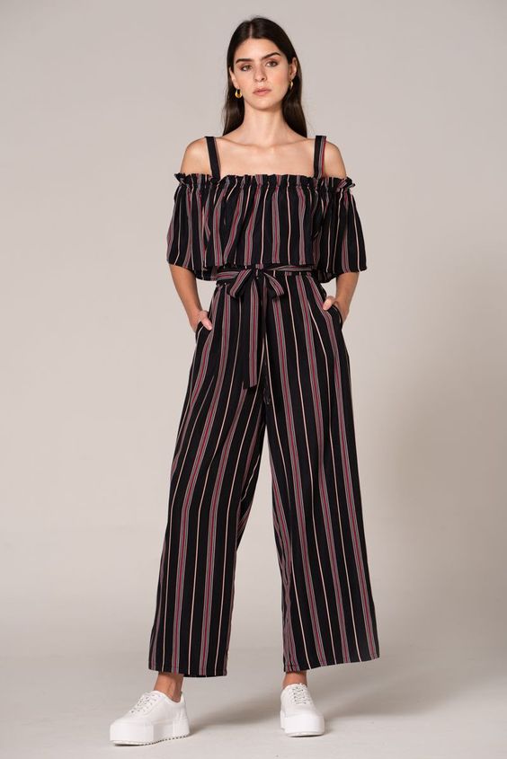 Looks con jumpsuit a rayas y tenis