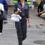 Looks con jumpsuit a rayas y tenis