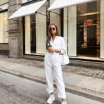 Outfits con jumpsuits blancos y tenis
