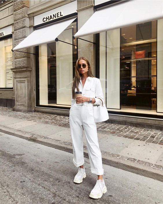 Outfits con jumpsuits blancos y tenis