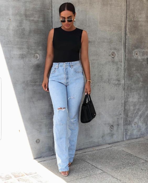 Looks de jeans rectos con blusas negras