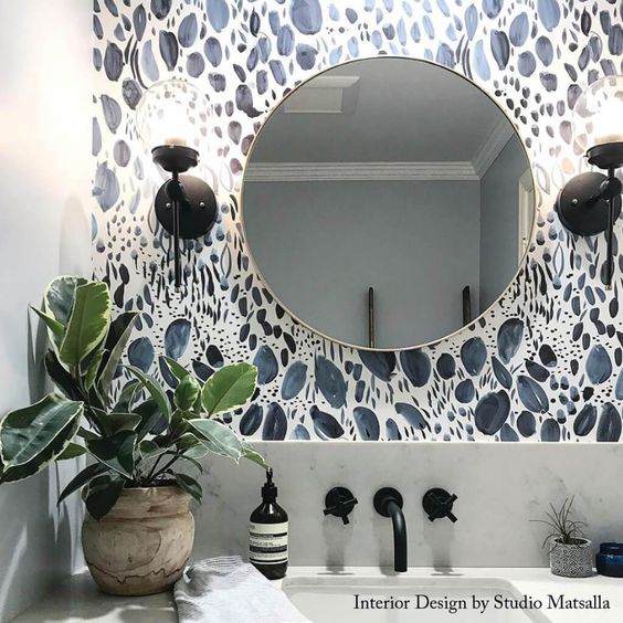 Diseños de papel tapiz para baños modernos
