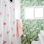 Papel tapiz para baños con acentos tropicales