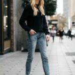 Jeans claros combinados con prendas oscuras