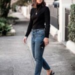Jeans claros combinados con prendas oscuras