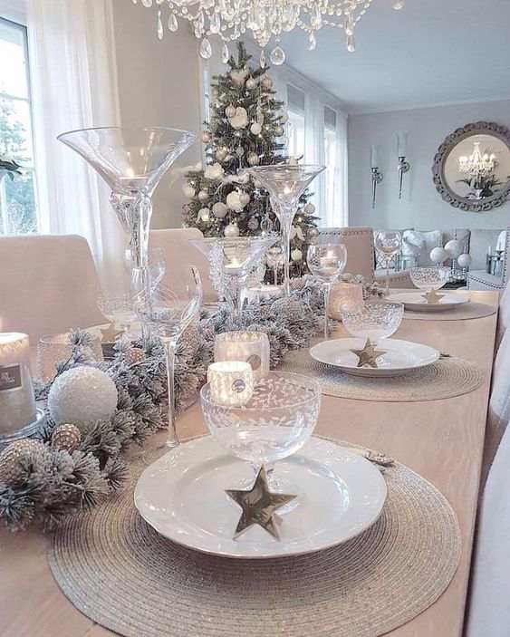 Mesa para la cena navideña en color plata