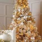 Árboles de navidad decorados en dorado