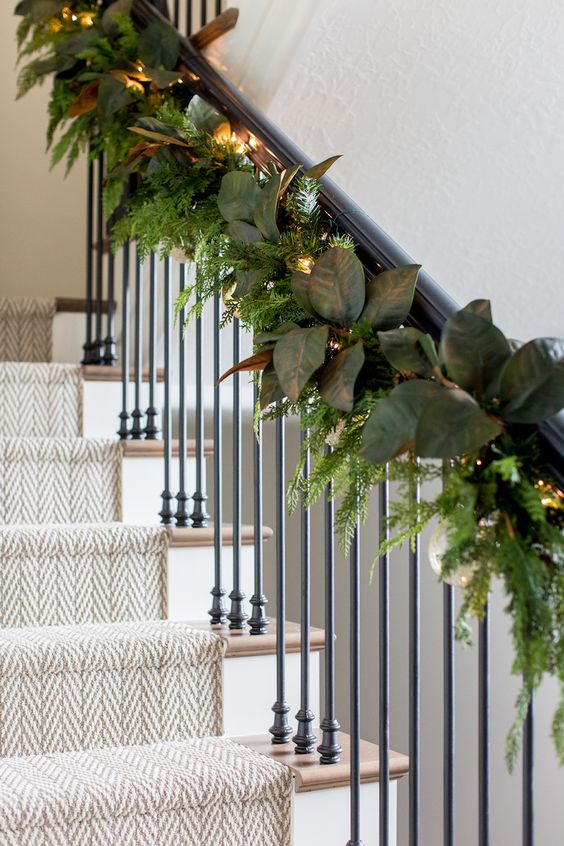 Decoración navideña color verde para el área de las escaleras