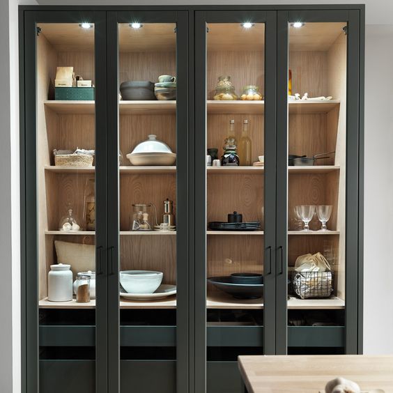 Diseños de armarios empotrados para cocina con puertas de cristal