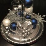 Diseños de centros de mesa navideños en platón plateados