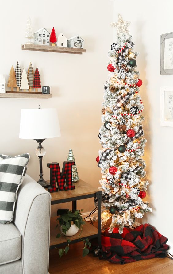 Ideas para decorar tu árbol de navidad slim en color blanco