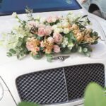 Adornos florales para el carro de bodas