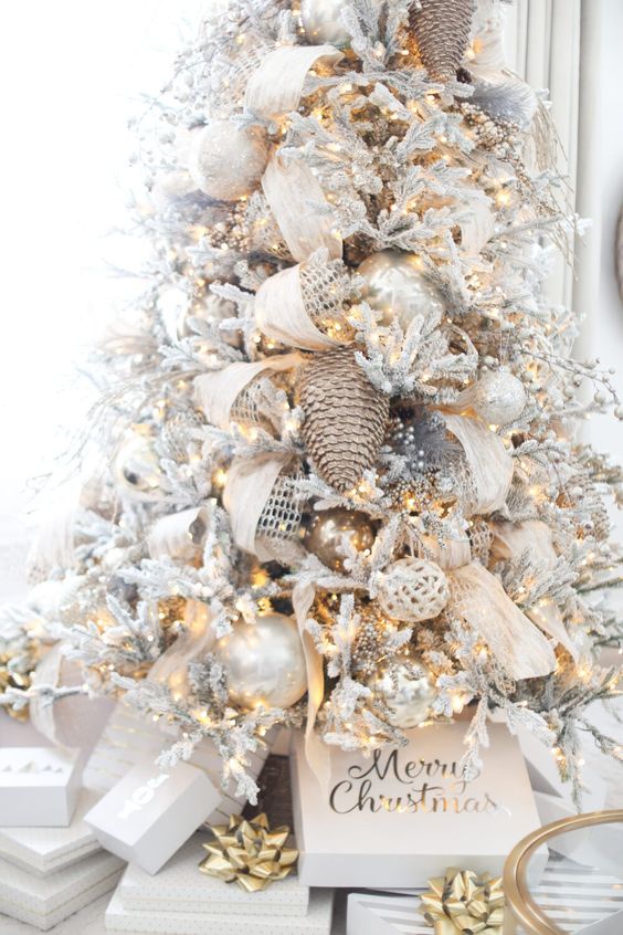 Cómo decorar un árbol de navidad blanco