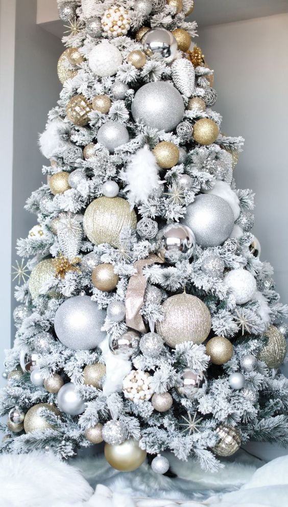 Ornamentos para árboles de navidad blancos