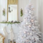 Diferentes estilos de pinos de navidad blancos