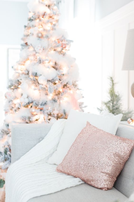 Accesorios decorativos para un pino de navidad en oro rosa