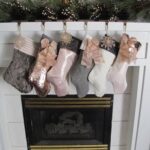 Accesorios decorativos para un pino de navidad en oro rosa