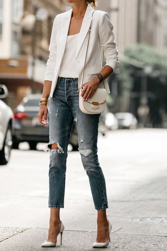 Jeans con blazer blanco