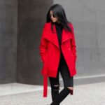Combina jeans negros con un abrigo rojo