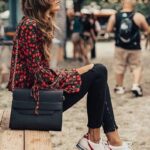 Outfits boho chic con tenis