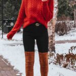 Sweater rojo con botas largas